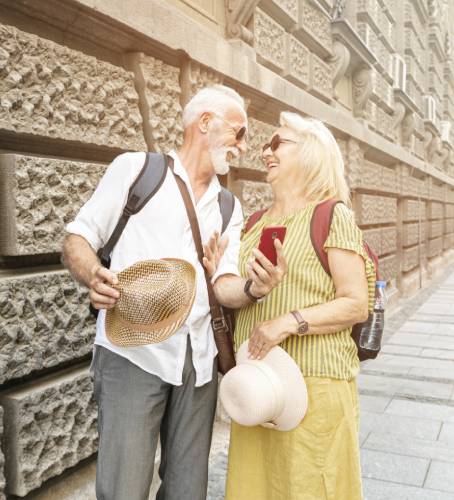 Stariji bračni par koji se gleda i smeje na ulicama Beograda