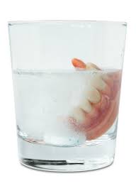 Proteza za zube u čaši